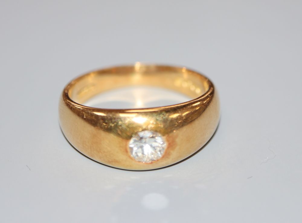 A gentlemans Edwardian 18ct gold and gypsy set solitaire diamond ring, size V, gross 12.8 grams.